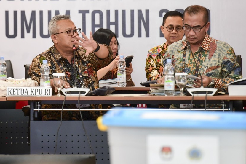 Ketua KPU Arief Budiman (kiri) dan Komisioner KPU Hasyim Asyari (kanan) mengikuti Rapat Pleno Rekapitulasi Suara Pemilu serentak 2019 Luar Negeri di gedung KPU, Jakarta, Sabtu (4/5/2019). 