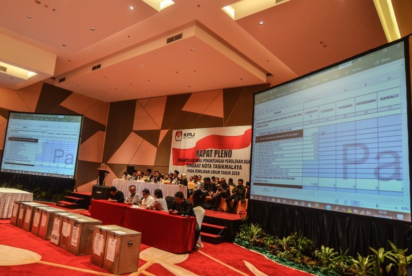 Petugas Pemungutan Suara Kecamatan (PPK) membacakan hasil rekapitulasi perolehan suara disaksikan perwakilan partai politik peserta Pemilu dan Bawaslu di Rapat Pleno Rekapitulasi Penghitungan Perolehan Suara Tingkat Kota Tasikmalaya di Jawa Barat, Sabtu (4/5/2019).