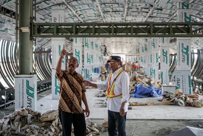 Menteri Perhubungan Budi Karya Sumadi (kanan) berbincang dengan Walikota Solo FX Hadi Rudyatmo (kiri) saat meninjau pembangunan peron Stasiun Kereta Bandara di Stasiun Balapan, Solo, Jawa Tengah, Sabtu (4/5/2019)