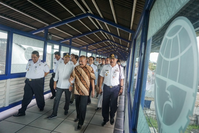 Menteri Perhubungan Budi Karya Sumadi (kedua kiri) dan Walikota Solo FX Hadi Rudyatmo (kedua kanan) berjalan dari Stasiun Balapan menuju Terminal Tirtonadi melalui jembatan penghubung antarmoda atau Skybridge saat kegiatan kunjungan di Solo, Jawa Tengah, Sabtu (4/5/2019).