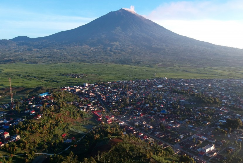 Foto aerial Gunung Kerinci dan kawasan perkampungan padat penduduk di Kayu Aro, Kerinci, Jambi, Sabtu (4/5/2019).