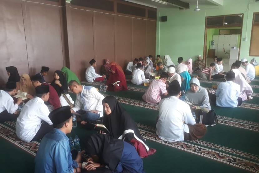 Seratusan lebih santri kelas 9 Madrasah Tsanawiyah (MTS) dan kelas 12 Madrasah Aliyah (MA) di Pondok Pesantren Tahfiz Misbahunnur di Kabupaten Bandung Barat menggelar Sema'an Al-quran dalam rangka menyambut bulan puasa Ramadan, Sabtu (4/5). Mereka membaca Al-quran tanpa melihat kitab dengan disimak oleh orangtua dan para guru.