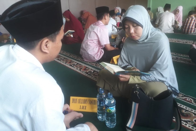 Seratusan lebih santri kelas 9 Madrasah Tsanawiyah (MTS) dan kelas 12 Madrasah Aliyah (MA) di Pondok Pesantren Tahfiz Misbahunnur di Kabupaten Bandung Barat menggelar Sema'an Al-quran dalam rangka menyambut bulan puasa Ramadan, Sabtu (4/5). Mereka membaca Al-quran tanpa melihat kitab dengan disimak oleh orangtua dan para guru.