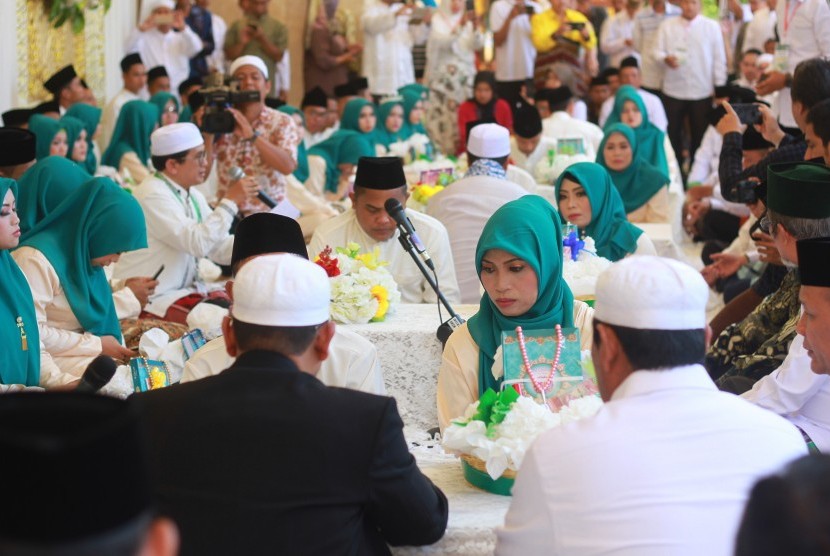 Sejumlah pasangan pengantin mengikuti nikah massal gratis di Masjid Raya Sabilal Muhtadin, Banjarmasin, Kalimantan Selatan, Sabtu (4/5/2019). 