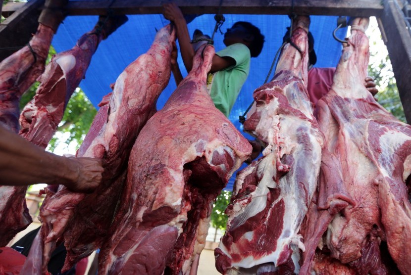 Pedagang daging sapi dan kerbau bersiap untuk berjualan di pasar dadakan untuk kebutuhan tradisi hari pemotongan hewan (Meugang) menyambut bulan Ramadhan 1440 hijriah di Peunayong, Banda Aceh, Aceh, Sabtu (4/5/2019). 
