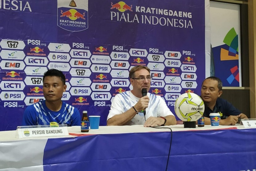 Pemain Persib Bandung, Dedi Kusnandar (kiri) dan pelatih Persib, Robert Rene Alberts (tengah) di Stadion Si Jalak Harupat, Kabupaten Bandung, Sabtu (4/5).