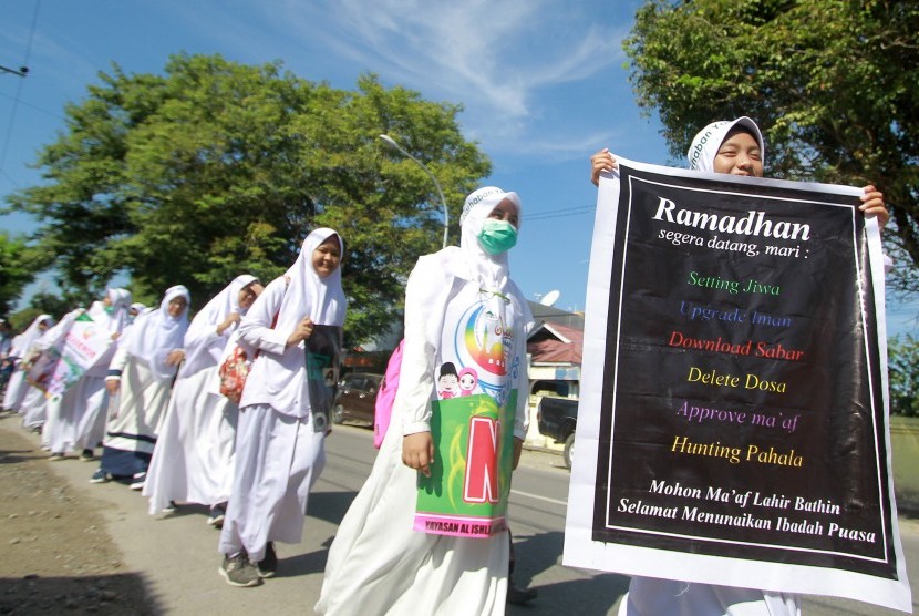 Sejumlah pelajar berpawai menyambut bulan suci Ramadhan di Kota Gorontalo, Gorontalo, Sabtu (4/5/2019).