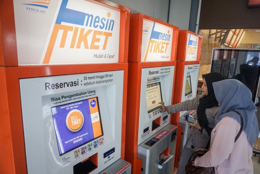 Calon penumpang memesan tiket kereta api melalui mesin pemesanan tiket di Stasiun Balapan, Solo, Jawa Tengah, Sabtu (4/5).