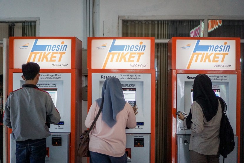 Calon penumpang memesan tiket kereta api melalui mesin pemesanan tiket di Stasiun Balapan, Solo, Jawa Tengah, Sabtu (4/5/2019). 