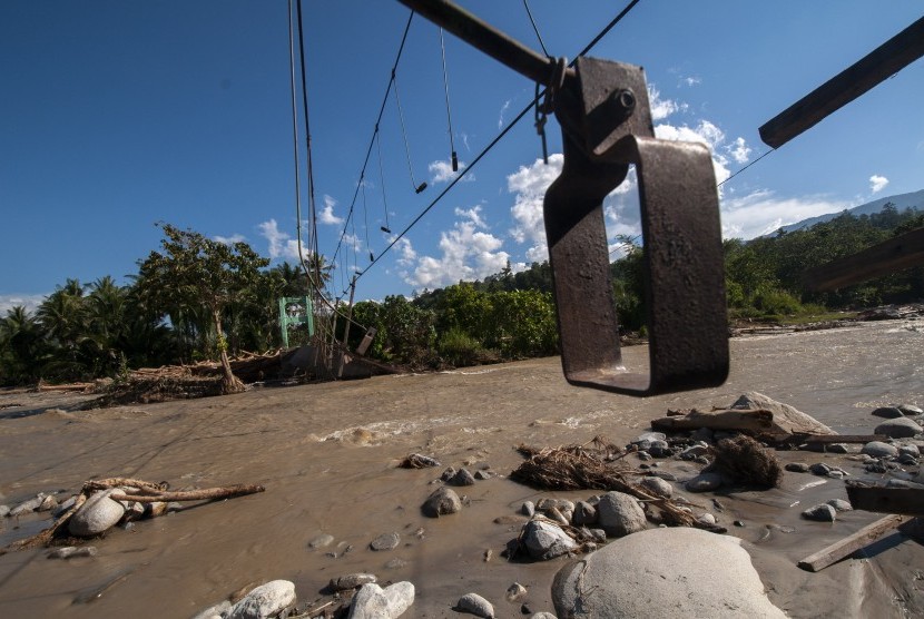 Jembatan gantung yang menghubungkan Dusun I dan II putus diterjang banjir bandang di Desa Tuva, Kecamatan Gumbasa, Sigi, Sulawesi Tengah, Sabtu (4/5/2019).