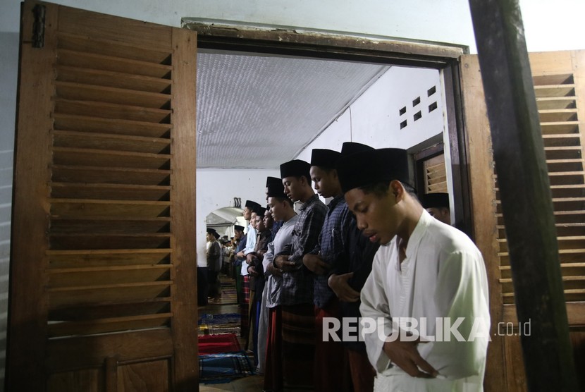 Sejumlah santri melakukan shalat tarawih pertama di Masjid Lama pondok pesantren (ponpes) Lirboyo, Kota Kediri, Jawa Timur, Ahad (5/5/2019) malam.
