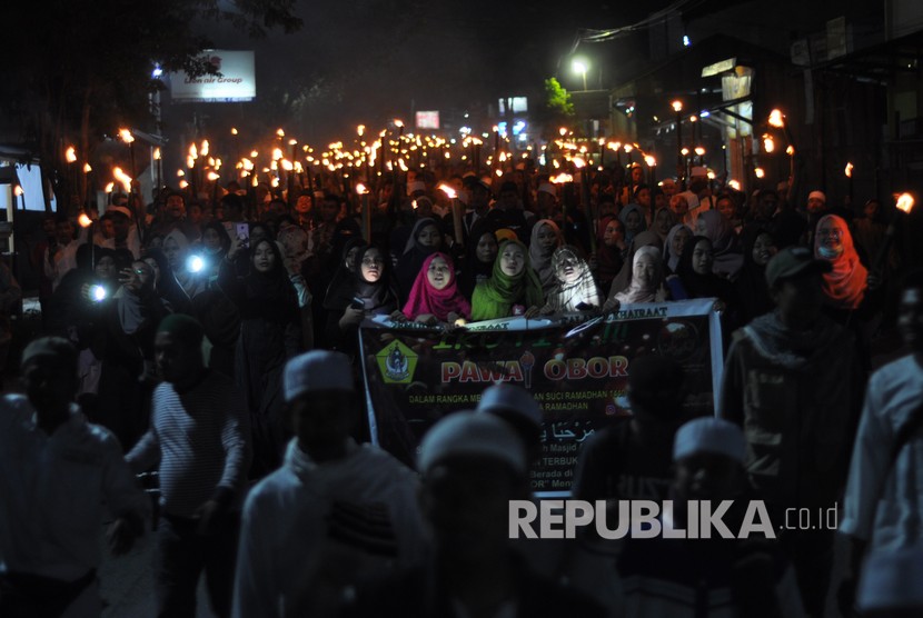 Warga mengikuti pawai obor menyambut bulan Ramadhan 1440 Hijriah di Palu, Sulawesi Tengah, Sabtu (5/4/2019).