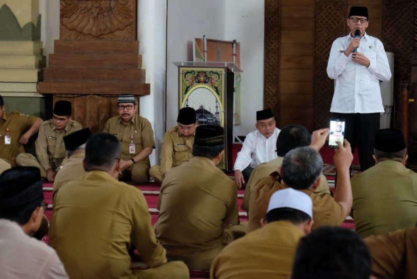 Gubernur Banten Wahidin Halim saat mengisi pengajian   pengganti apel rutin bulanan. Pada beberapa OPD di Banten, selama Bulan Ramadhan ini ASN akan masuk kerja sejak pukul 06.00 WIB. Senin, (6/5). 