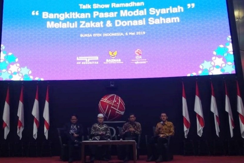 Talkshow Ramadhan bertema 'Bangkit Pasar Modal Syariah Melalui  Zakat dan Donasi Saham' yang digelar di Bursa Efek Indonesia (BEI), Jakarta  Selatan, Senin (6/5). 