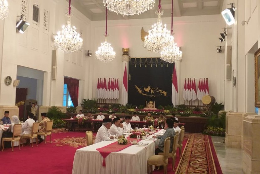 Presiden Jokowi menggelar acara buka puasa bersama para pimpinan lembaga negara di Istana Negara, Senin (6/5). Pada kesempatan itu Presiden Jokowi kembali menyinggung perihal pemindahan ibu kota.