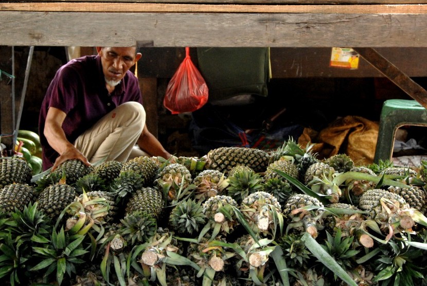 Pedagang menata buah nanas jualannya di pasar Pa'baeng-baeng, Makassar, Sulawesi Selatan, Senin (6/5/2019).