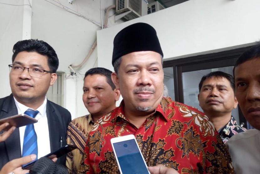 Fahri Hamzah saat tiba di Pengadilan Negeri Jakarta Selatan untuk menjadi saksi fakta dalam sidang lanjutan kasus hoaks ratna Sarumpaet, Selasa (7/5).