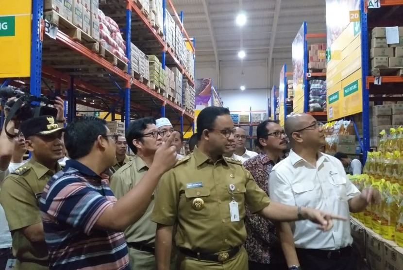 Gubernur DKI Jakarta Anies Rasyid Baswedan menginspeksi kebutuhan pangan selama Ramadhan di Pasar Induk Kramat Jati, Jakarta Timur, Selasa (7/5).