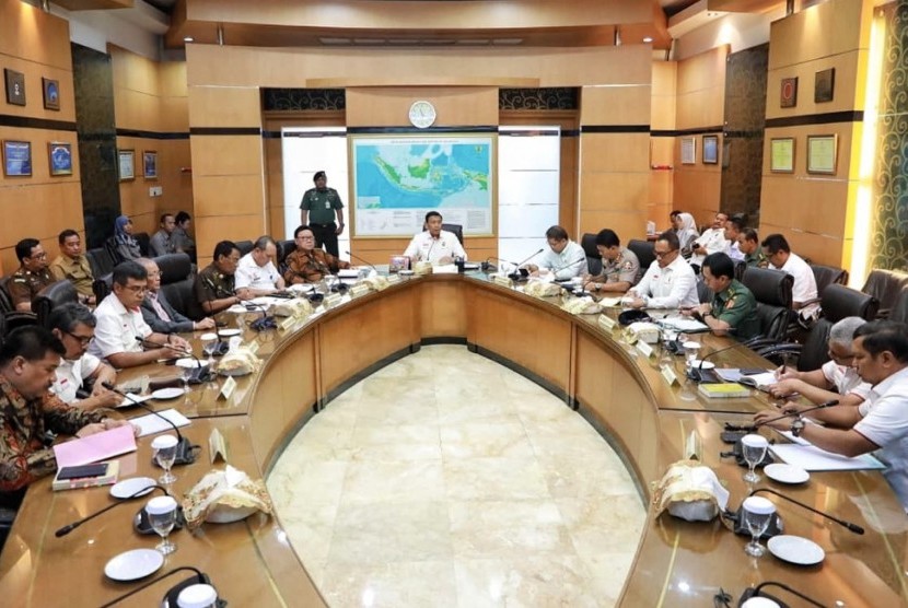 Menko Polhukam Wiranto (tengah) memimpn rapat koordinasi dengan kementerian dan instansi di Kantor Kemenko Polhukam, Jakarta, Senin (6/5/2019).