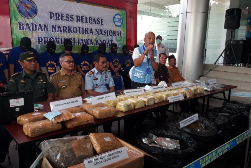 Kepala BNNP Jabar, Brigjen Sufyan Syarif saat memaparkan hasil pengungkapan ganja sebanyak 70 kilogram dengan modus operandi baru.