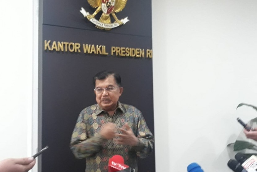 Wakil Presiden Jusuf Kalla saat diwawancarai wartawan di Kantor Wakil Presiden, Jakarta, Selasa (7/5).