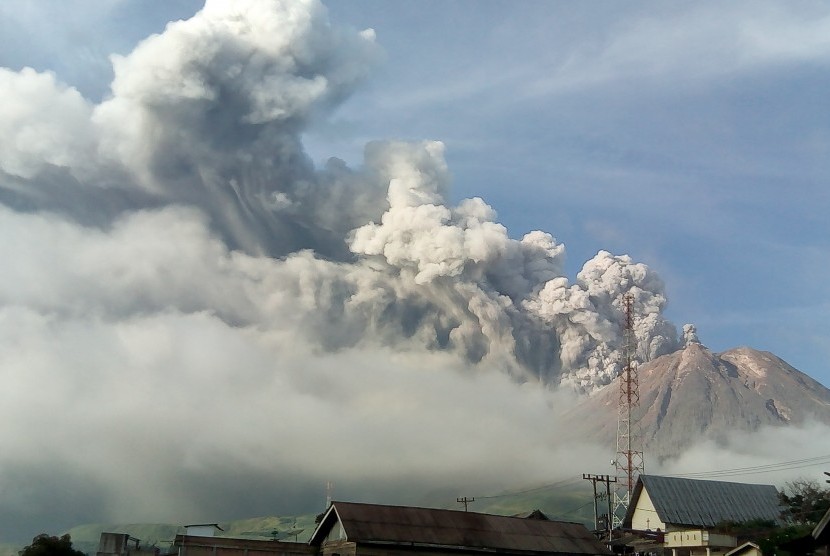 Gunung Sinabung menyemburkan material vulkanik saat erupsi, di Karo, Sumatera Utara, Selasa (7/5/2019).