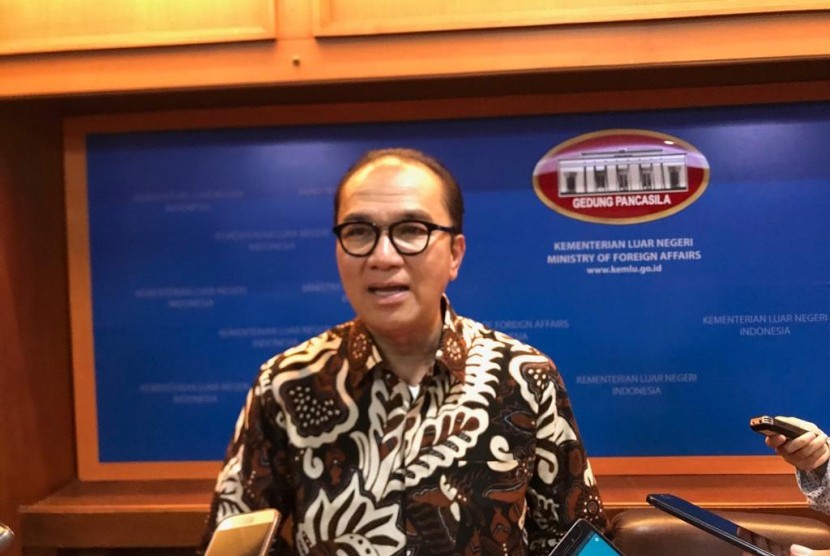 Duta Besar Republik Indonesia untuk Wellington Tantowi Yahya dalam memberikan press briefing media di Kementerian Luar Negeri, Jakarta (7/5).