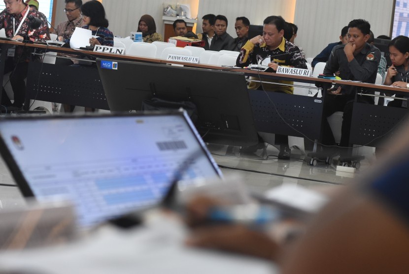 Ketua Bawaslu Abhan (ketiga kanan) mengikuti rapat pleno rekapitulasi hasil penghitungan suara Pemilu 2019 Luar Negeri di Kantor KPU Pusat, Jakarta, Selasa (7/5/2019).