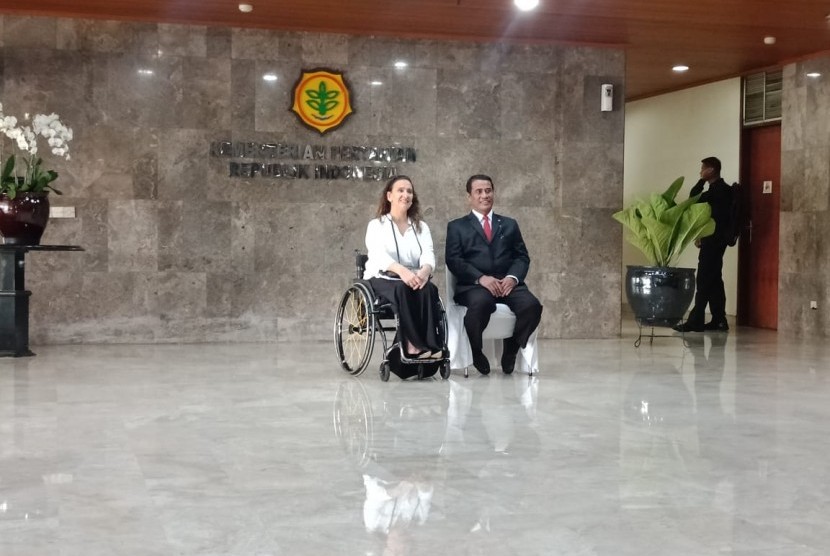 Menteri Pertanian Andi Amran Sulaiman saat menerima kunjungan Wakil Presiden Argentina Gabriela Michetti, di Kementerian Pertanian, Jakarta, Rabu (8/5). Dalam kesempatan tersebut, kedua negara membahas kerja sama ekspor impor komoditas pertanian. 