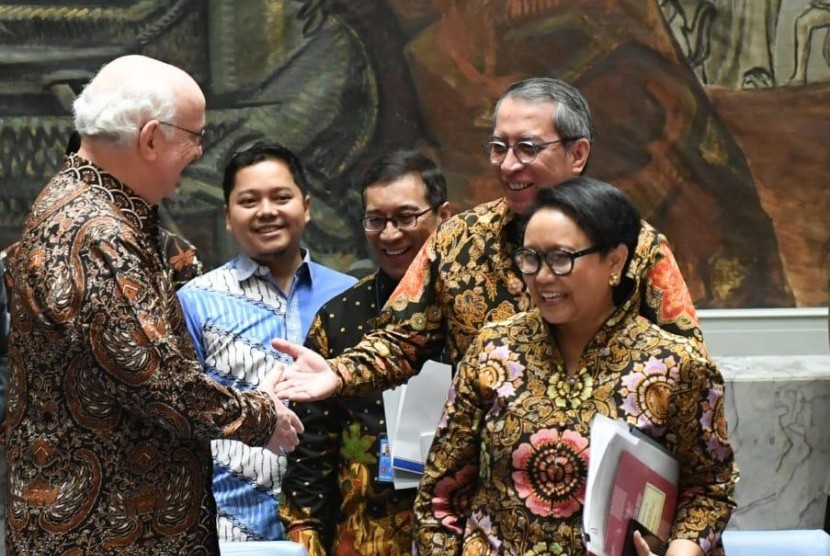 Sidang Dewan Keamanan PBB dengan Indonesia sebagai Presiden dimeriahkan para diplomat yang memakai pakaian motif batik termasuk Sekjen PBB Antonio Guterres, Selasa (7/5) waktu New York.