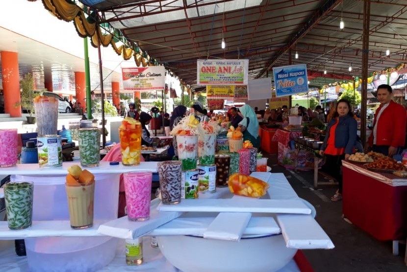 Kepala Dinas Perdagangan, Koperasi dan Usaha Kecil Menengah (Perdakop UKM) Kota Padang Panjang, Arpan, mengatakan ada beberapa titik Pasar Pabukoan (pasar dengan menu untuk berbuka) di Padang Panjang.