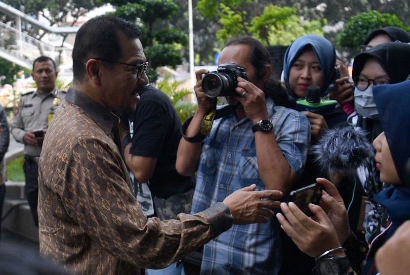 Mantan Mendagri Gamawan Fauzi (kiri) tiba untuk menjalani pemeriksaan di kantor KPK, Jakarta, Rabu (8/5/2019). 