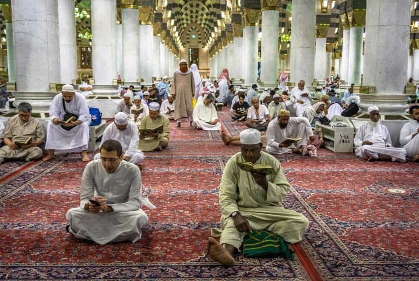 Sejumlah umat muslim bertadarus Alquran di Masjid Nabawi, Madinah, Arab Saudi.