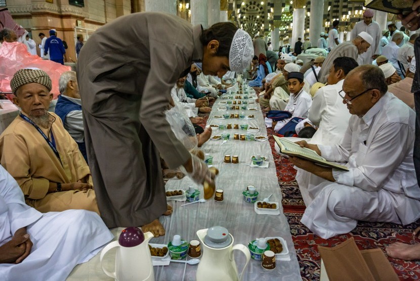 Warga Madinah membagikan takjil kepada umat Islam di Masjid Nabawi, Madinah, Arab Saudi, Selasa (7/5/2019).