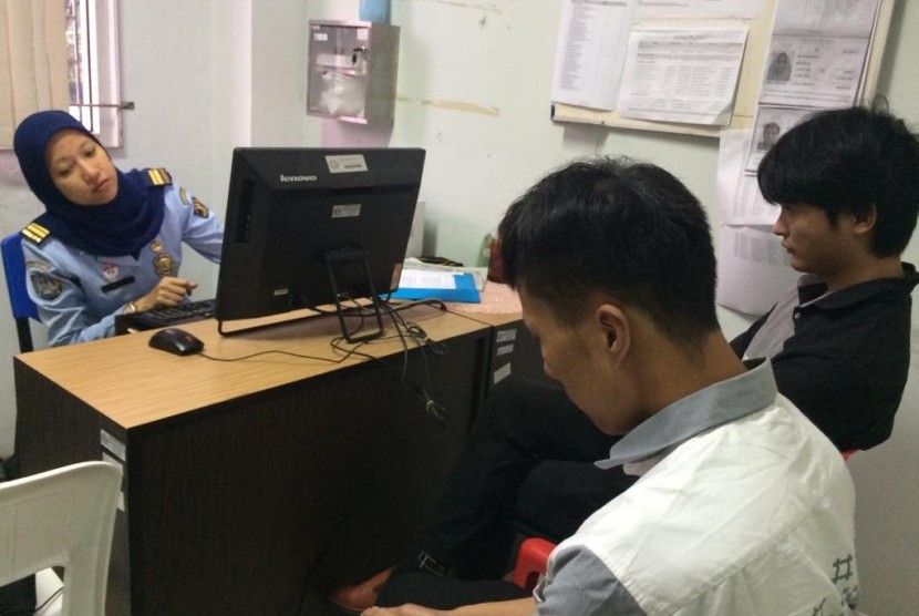 Petugas Kantor Imigrasi Kelas II Tasikmalaya memeriksa dokumen empat WNA asal Cina, Rabu (8/5). Empat WNA itu akan dideportasi melalui Bandara Soekarno-Hatta, Tangerang, Kamis (9/5). 