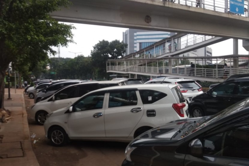 Parkir liar di Jalan Mayjen Sutoyo, Cililitan Jakarta Timur, Rabu (8/5). 