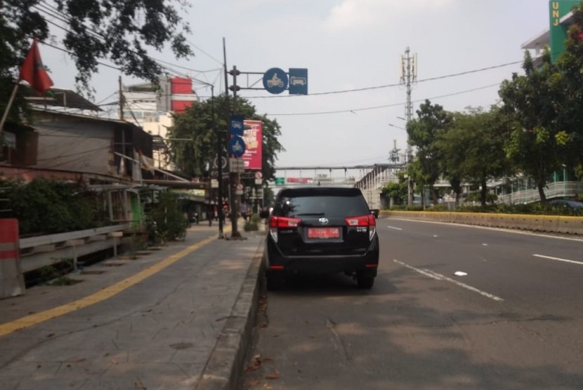 Parkir liar di Jalan Pemuda, Rawamangun Jakarta Timur, Rabu (8/5). 
