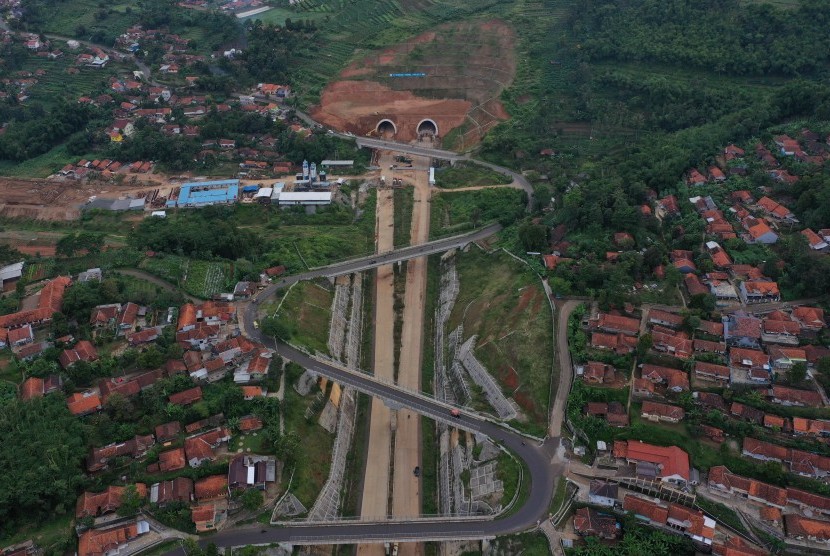 Foto udara proyek pembangunan Jalan Tol Cileunyi-Sumedang-Dawuan (Cisumdawu) di Kabupaten Sumedang, Jawa Barat, Rabu (8/5/2019).