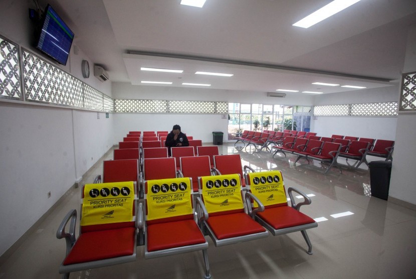 Warga berada di ruang tunggu Kereta Api (KA) Bandara di Stasiun Tugu, Yogyakarta, Rabu (8/5/2019). 