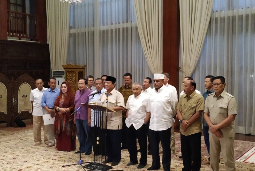 Calon presiden (capres) nomor urut 02 Prabowo Subianto menggelar konferensi pers menjawab sejumlah isu-isu terkini di kediamannya di Kertanegara IV, Kebayoran Baru, Jakarta, Rabu (8/5).