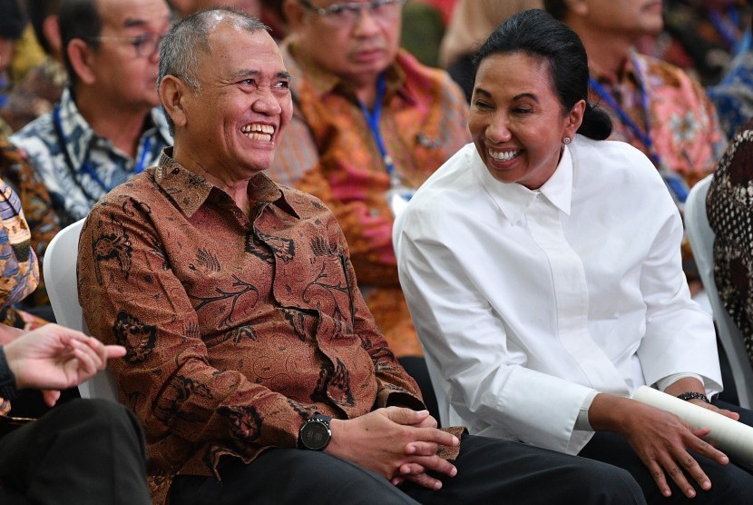 Menteri BUMN Rini Soemarno (kanan) berbincang dengan Ketua KPK Agus Rahardjo saat menghadiri Seminar Peran Satuan Pengawasan Intern (SPI) BUMN di kantor KPK, Jakarta, Kamis (9/5/2019). 