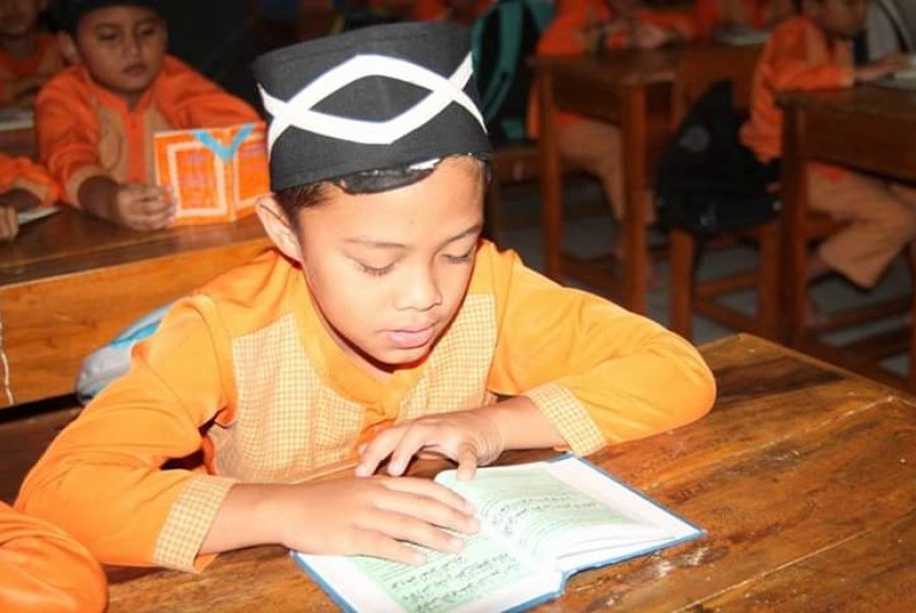 Pelajar SD dan SMP di Kabupaten Purwakarta, libur belajar selama bulan ramadhan. Akan tetapi, mereka wajib mendalami pelajaran agama baik di sekolah maupun lembaga pendidikan agama lainnya.