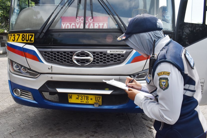 Petugas Dinas Perhubungan memeriksa kelengkapan bus saat pemeriksaan kelaikan bus dalam rangka menghadapi angkutan lebaran 2019 di Terminal Purboyo Madiun, Jawa Timur, Kamis (9/5/2019).