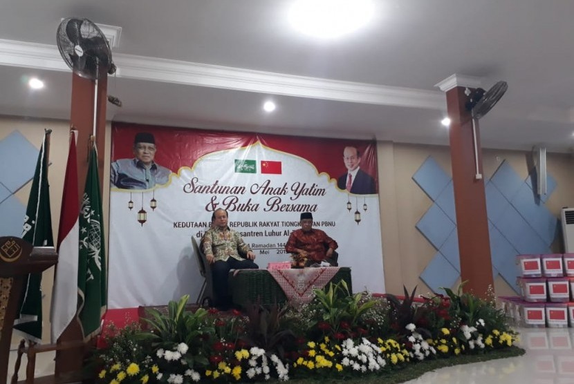 Ketum PBNU Said Aqil Siroj menggelar agenda berbuka puasa bersama Dubes Tiongkok Xiao Qian dan santri Ponpes Luhur Al-Tsaqafah, di Jagakarsa, Jakarta Selatan, Kamis (9/5)