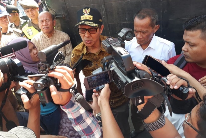 Gubernur Sumbar Irwan Prayitno bersama Kepala Badam Ketahanan Pangan Kementerian Pertanian Agung Hendriadi saat Operasi Pasar Bawang Putih di Pasar Raya Padang, Jumat (10/5).