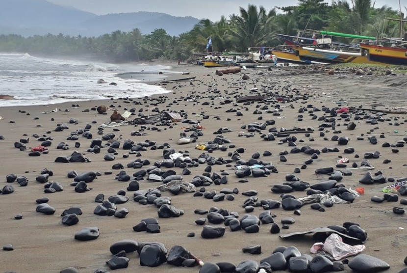 Bongkahan batu bara berserakan di pinggiran Pantai Cipatuguran, Kelurahan/Kecamatan Palabuhanratu, Kabupaten Sukabumi Jumat (10/5). Batu bara itu berasal dari kapal tongkang yang bertabrakan dan terdampar beberapa waktu lalu.