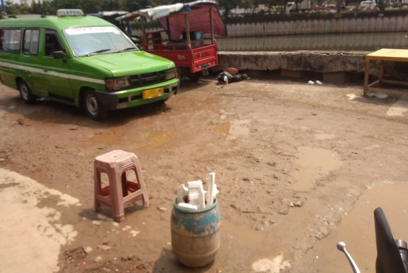 Jalan Inspeksi I Mookevart, Kalideres, Jakarta Barat kondisinya rusak parah,  Jumat (10/5). 