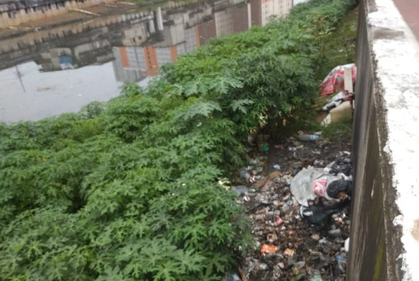 Tumpukkan sampah di sepanjang sisi Kali Mookervaart,  Kalideres Jakarta Barat, Jumat (10/5). 