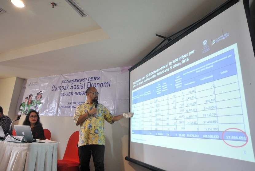 Wakil Kepala Lembaga Demografi Fakultas Ekonomi Bisnis Universitas Indonesia Dr Paksi C.K. Walandauw menyampaikan hasil riset kontribusi Gojek pada perekonomian 