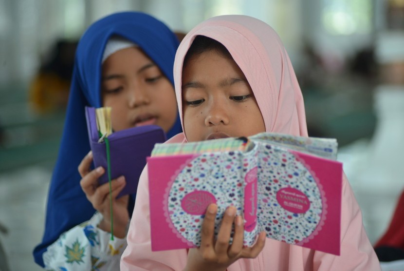 Pendidikan Marifatullah. Sejumlah santri belajar hafalan Alquran di Masjid Raya Baiturrahman, Banda Aceh. 